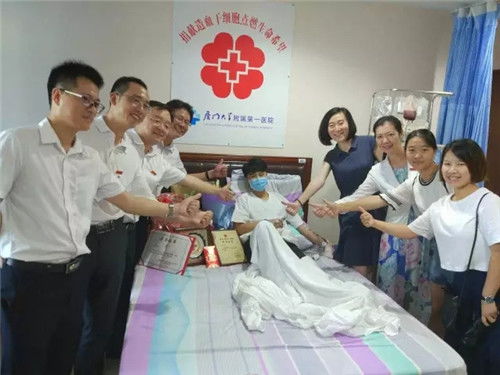 他说 希望小患者可以从此摆脱病痛